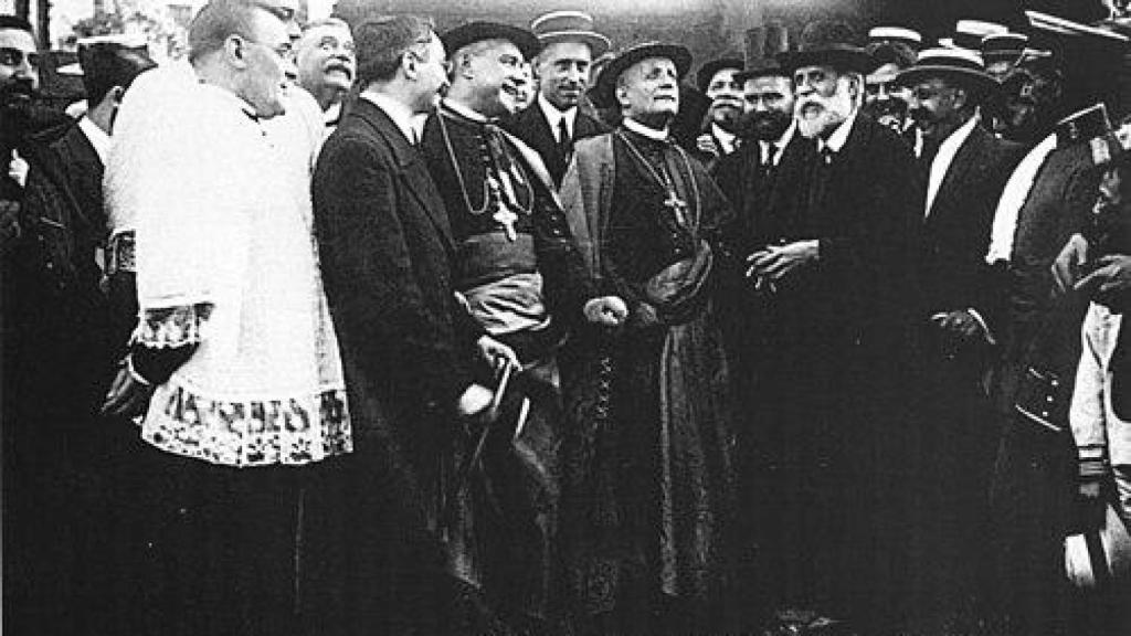 Gaudí enseña las obras de la Sagrada Familia al nuncio del papa, Francesco Ragonesi (1915). Foto: Wikipedia