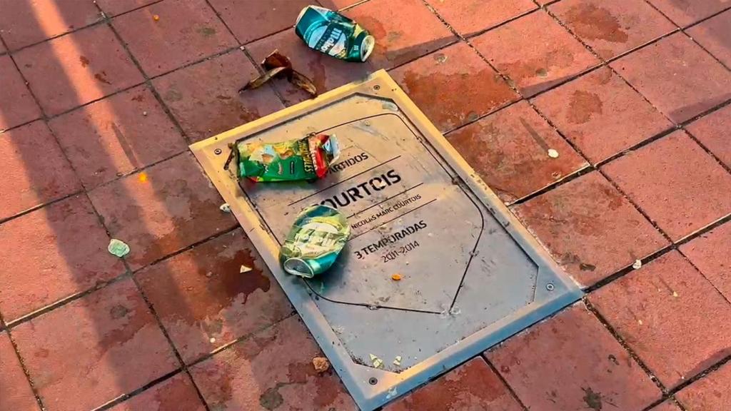 La placa de Courtois en el Metropolitano, ensuciada.