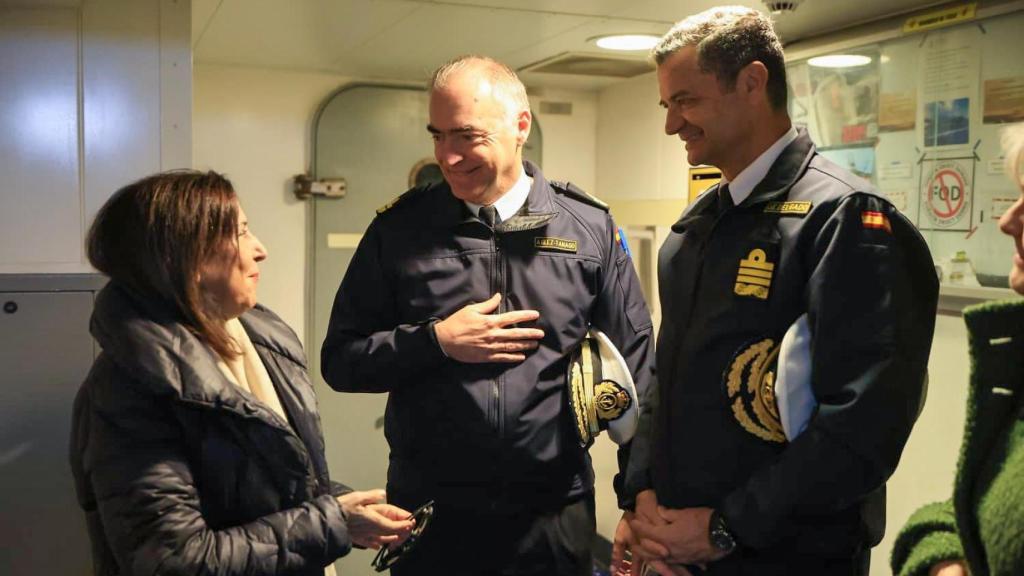 La ministra acompañada acompañada del Almirante de la Flota, José Enrique Delgado Roig, y del Contralmirante Antonio González-Tanago de la Lastra, comandante del GRUPFLOT.
