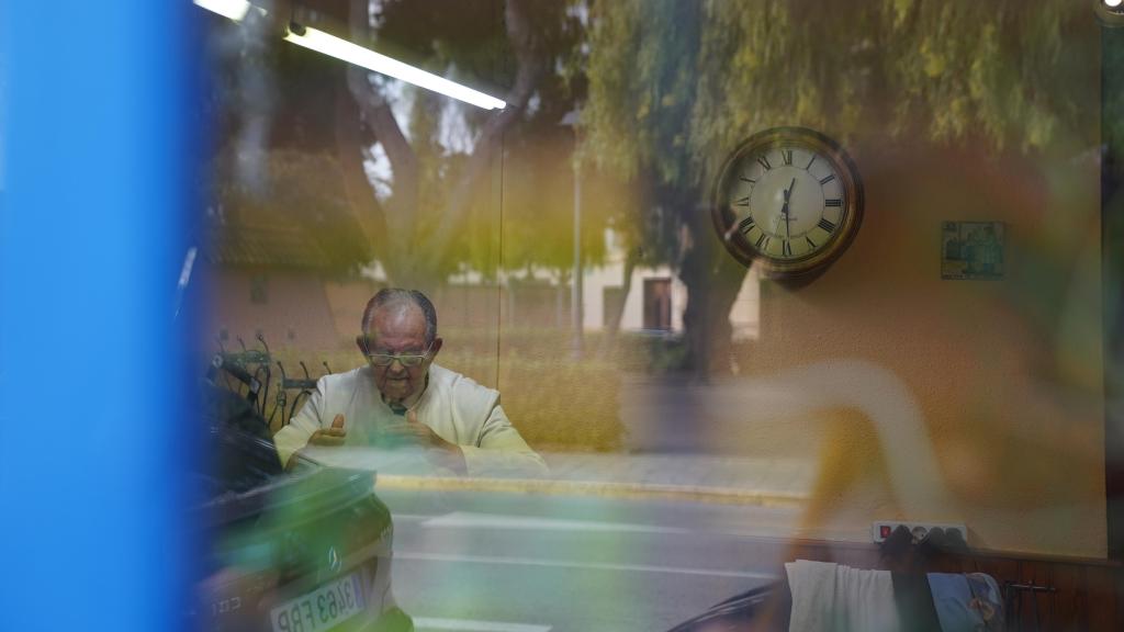 Enrique Colomer (88 años), en su barbería de Vinalesa.