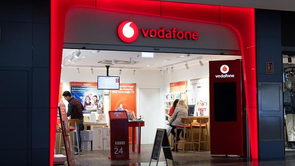 Una tienda Vodafone en un centro comercial.