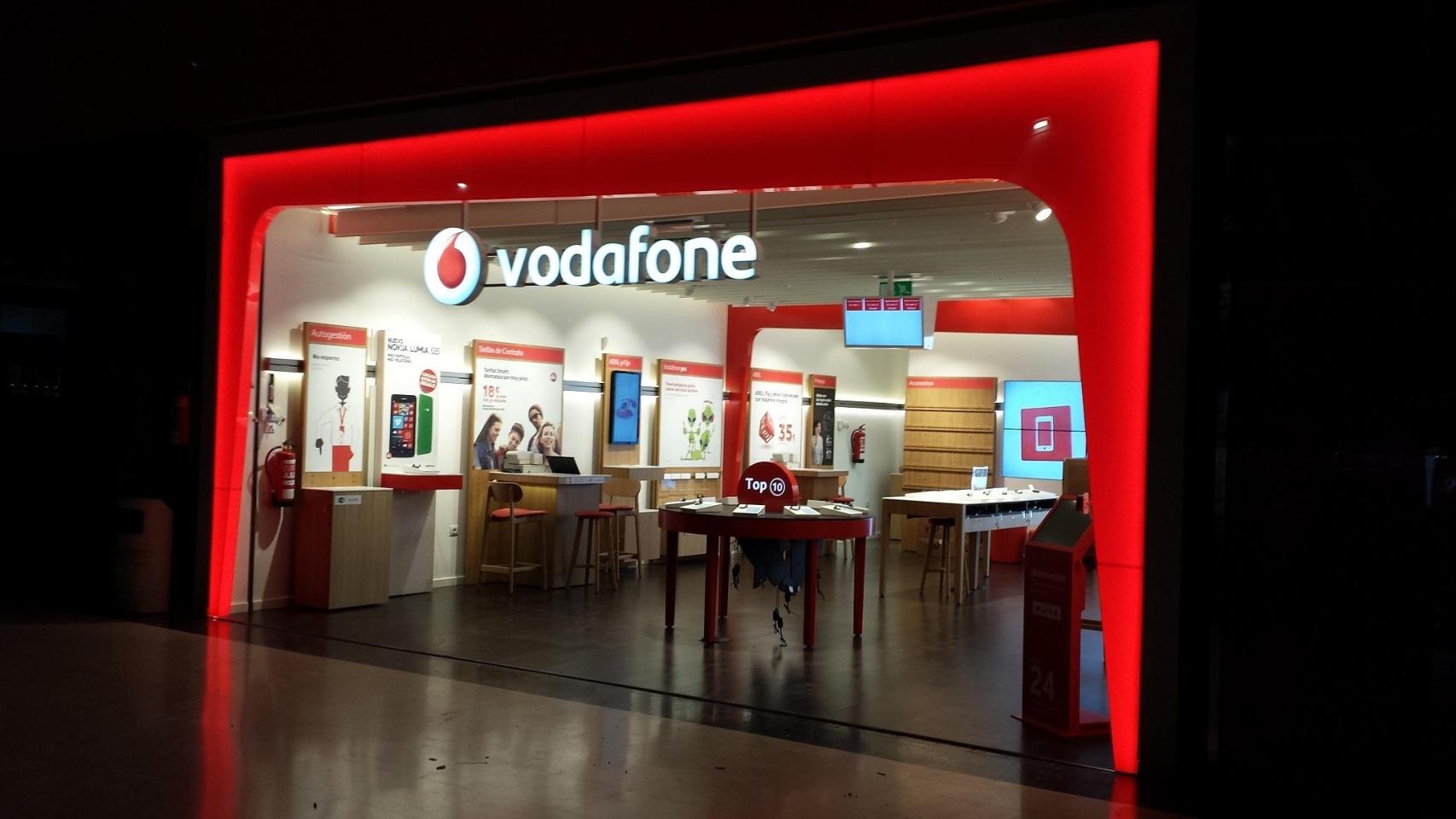 Una tienda Vodafone en un centro comercial de Valencia.