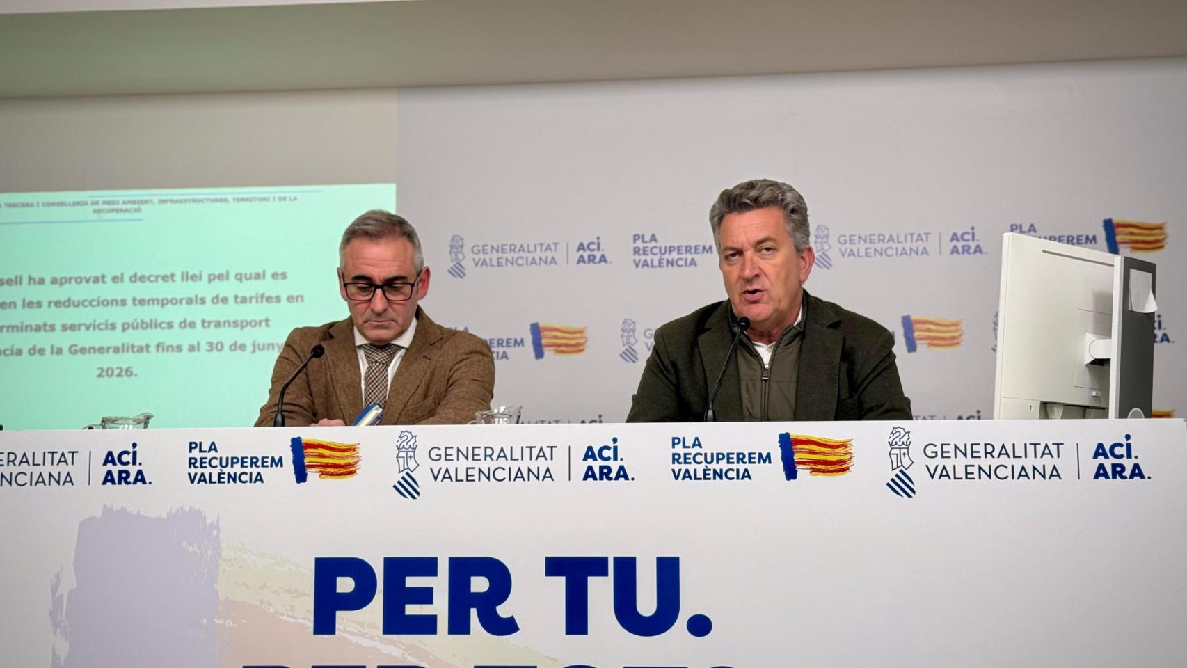 El portavoz del Consell, Miguel Barrachina, y el conseller para la Recuperación y de Medio Ambiente, Infraestructuras y Territorio, Vicente Martínez Mus, en la rueda de prensa posterior al pleno del Consell