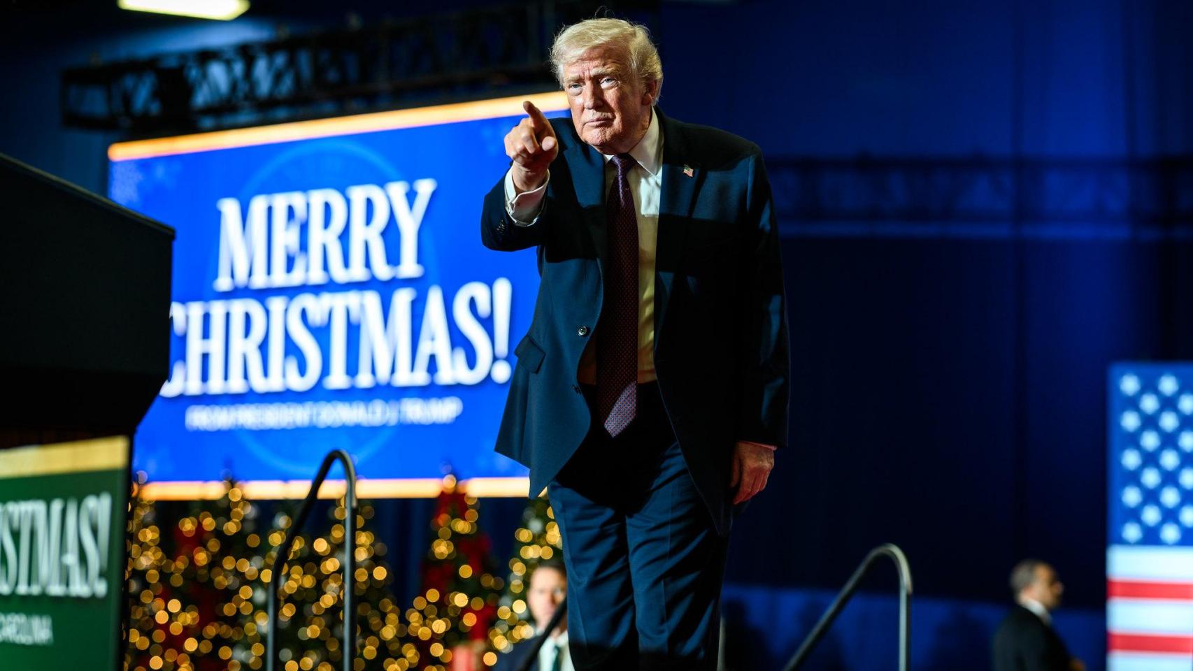 El presidente Donald Trump hace un gesto a la multitud tras pronunciar un discurso sobre la economía en el Rocky Mount Event Center (Carolina del Norte) el pasado 19 de diciembre.