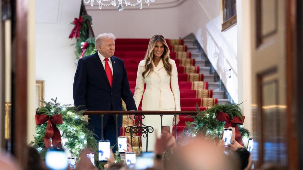 El presidente Donald Trump y la primera dama Melania Trump durante una recepción navideña en la Casa Blanca a mediados de este mes.