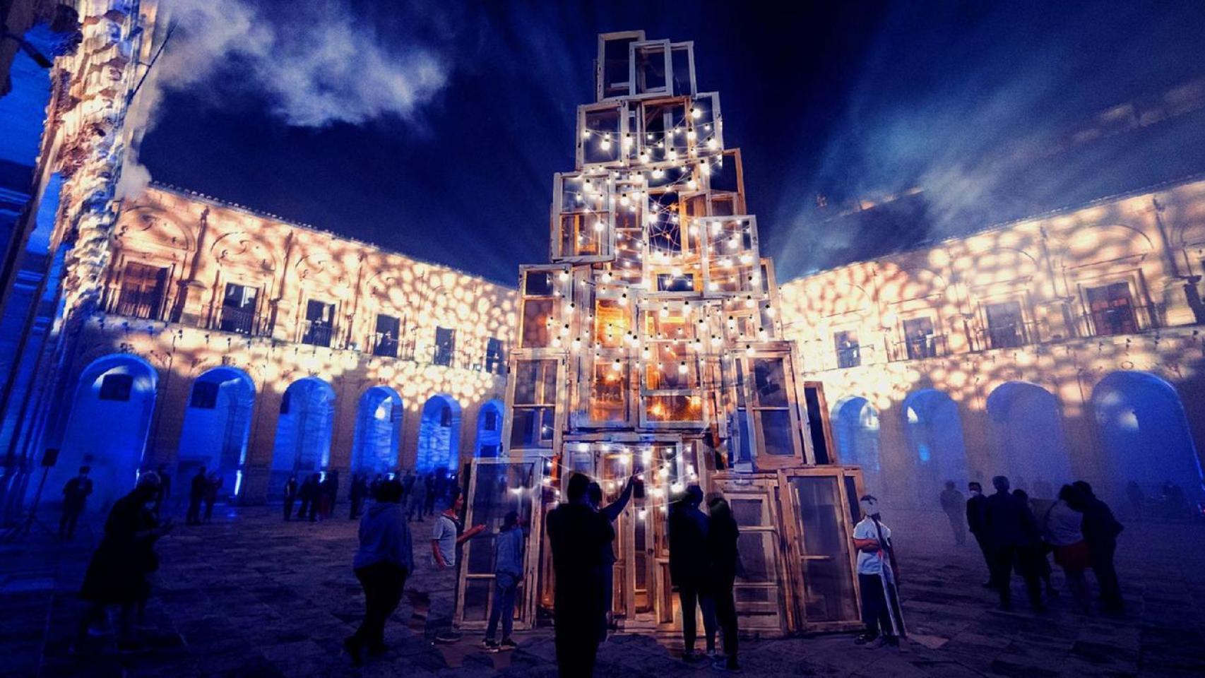 El árbol de luz que ilumina la Navidad en el patio del Monasterio de Uclés (Cuenca).