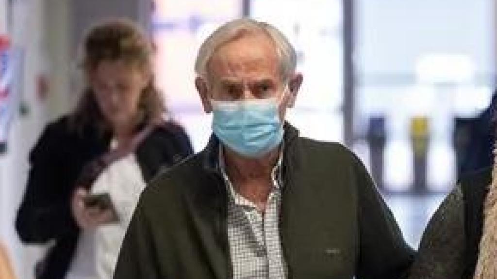 Una pareja con mascarillas en un centro de salud.