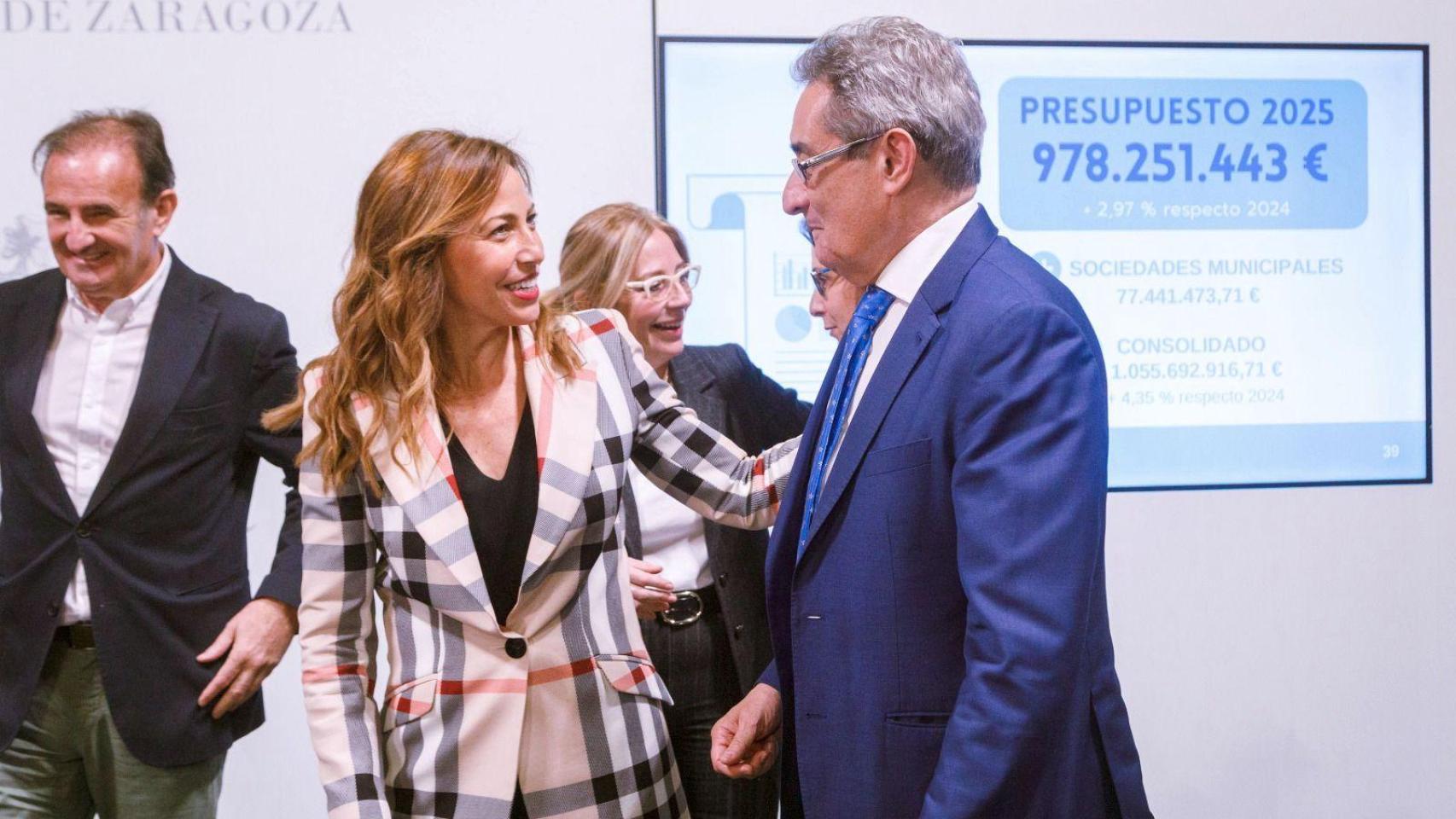 La alcaldesa de Zaragoza, Natalia Chueca, junto al portavoz de Vox, Julio Calvo, en la presentación de los presupuestos para 2025.