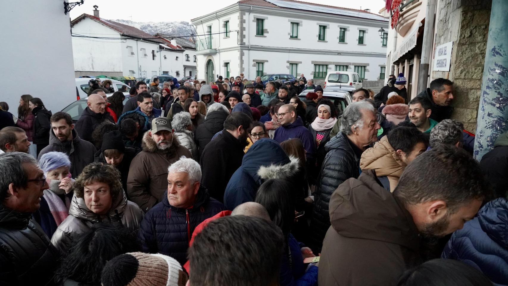 Reunión entre la comisión de fiestas de Villamanín y los vecinos premiados con el Gordo de la Lotería de Navidad, este viernes