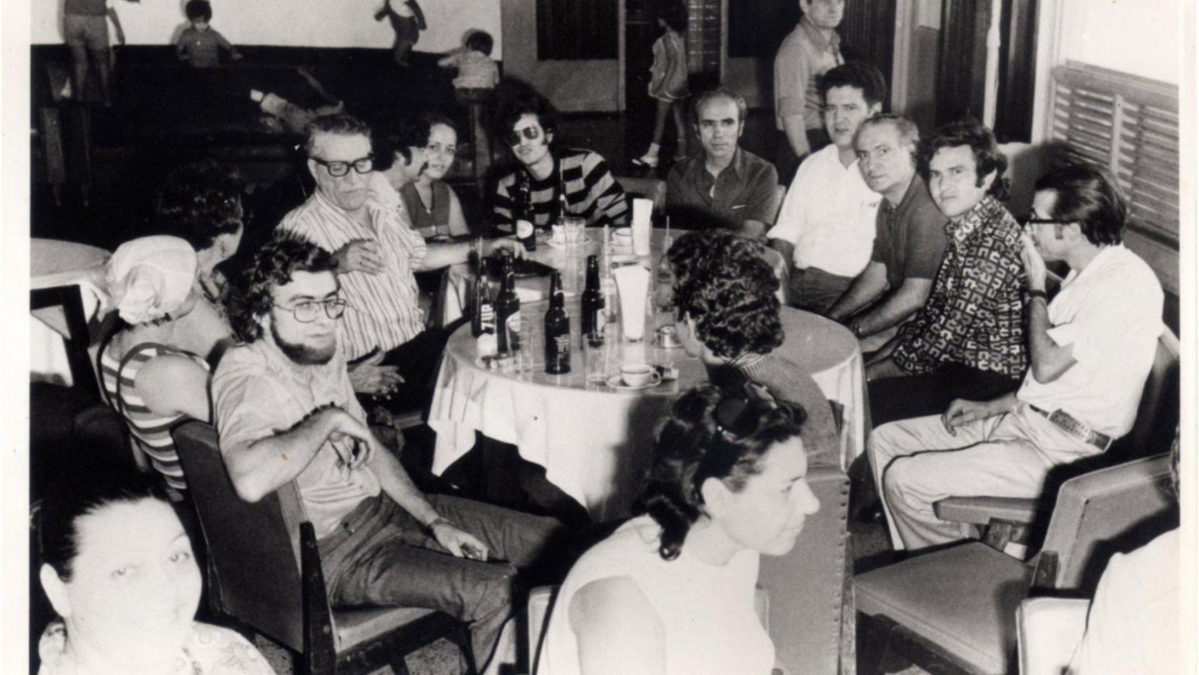 Celso Emilio Ferreiro con su familia y amigos poco antes de regresar de Venezuela (1973); Luís, en primeiro plano