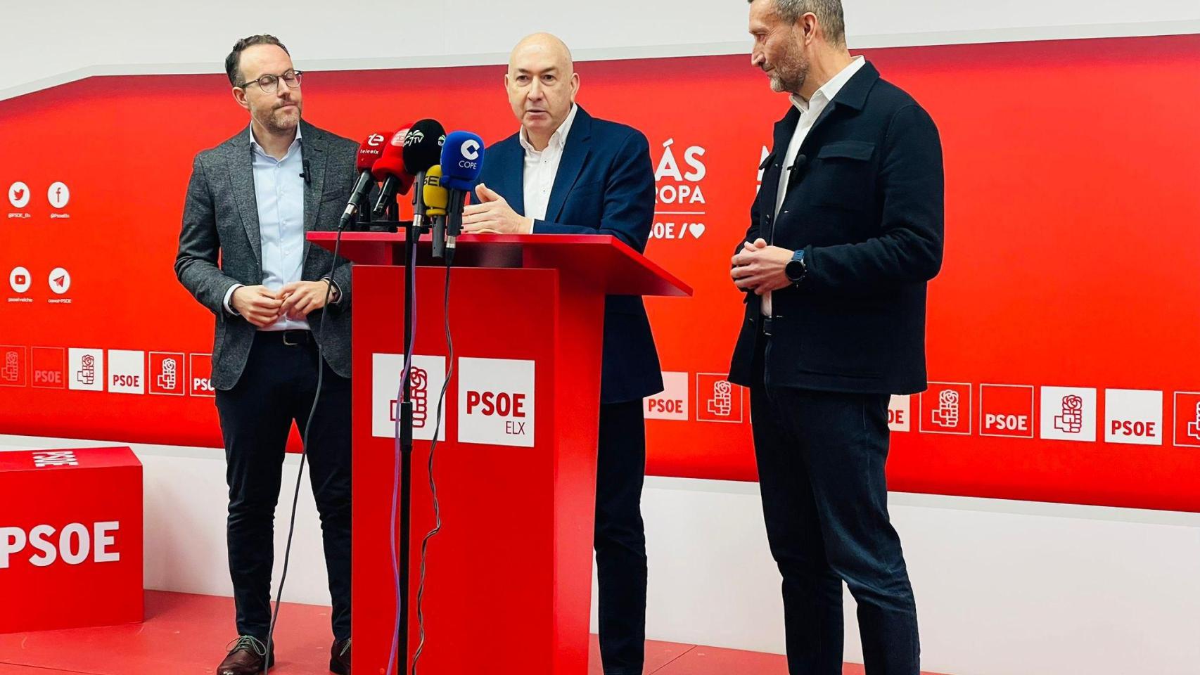 A la derecha, el exalcalde de Elche, Carlos González.