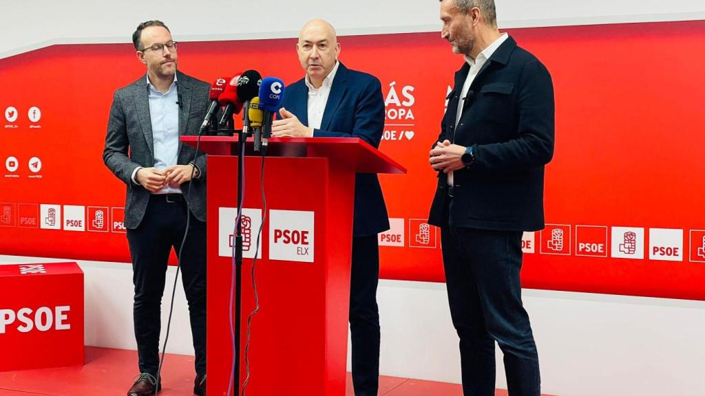 A la derecha, el exalcalde de Elche, Carlos González.