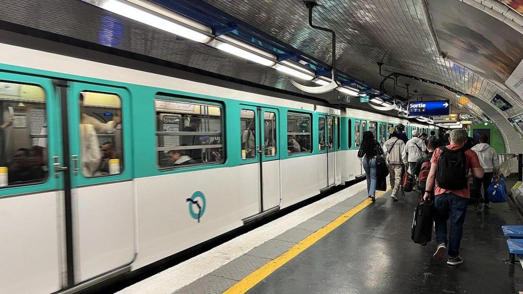 Imagen de archivo del anden de la estación Republique de la línea 3 del metro de París.