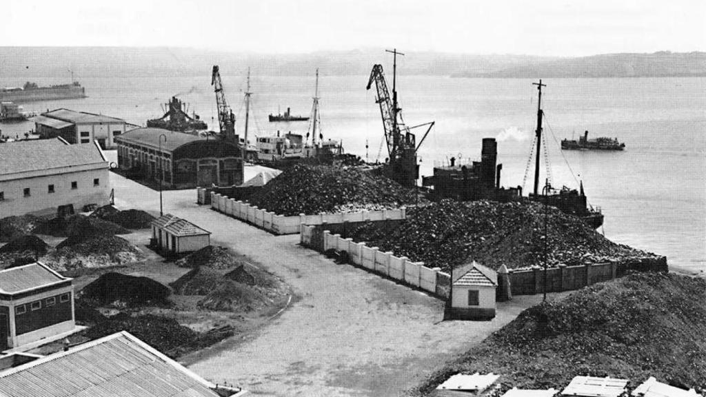 Muelle del carbón de Ferrol en la década de 1930. https://oldpik.com