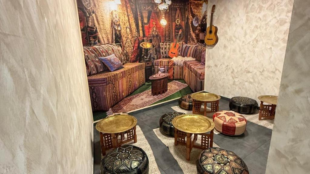 Zona para estar en el suelo en el restaurante.