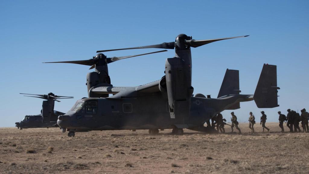 Personal militar embarcando en un Osprey