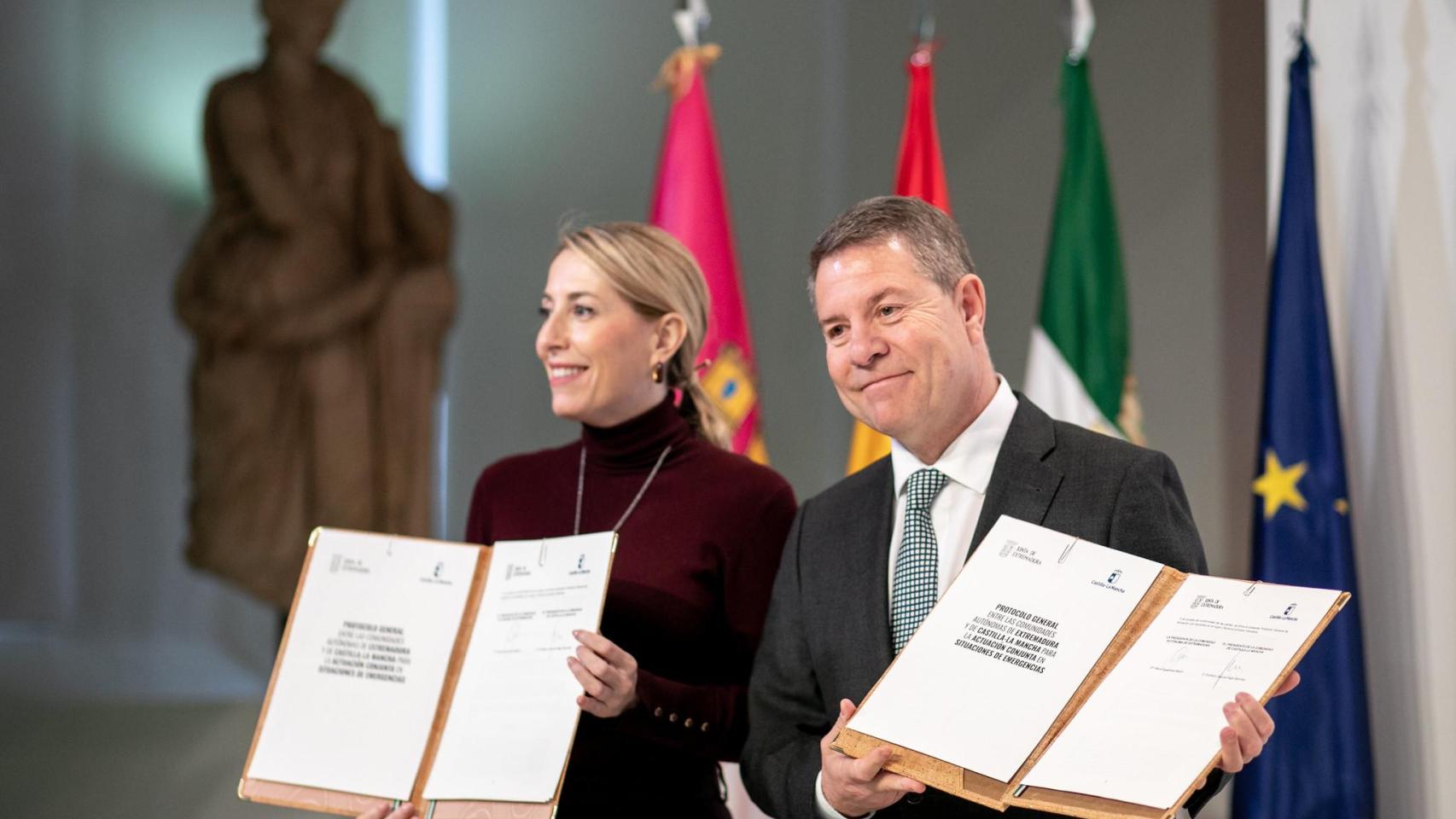 María Guardiola y Emiliano García-Page durante la firma de un protocolo de colaboración institucional el pasado marzo.
