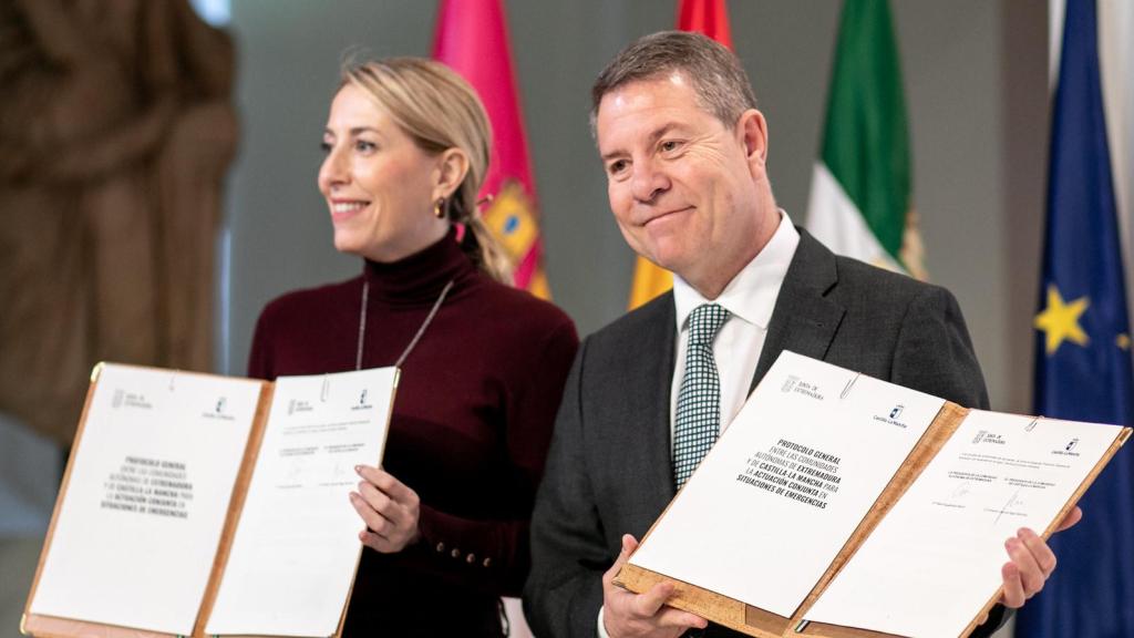 María Guardiola y Emiliano García-Page durante la firma de un protocolo de colaboración institucional el pasado marzo.