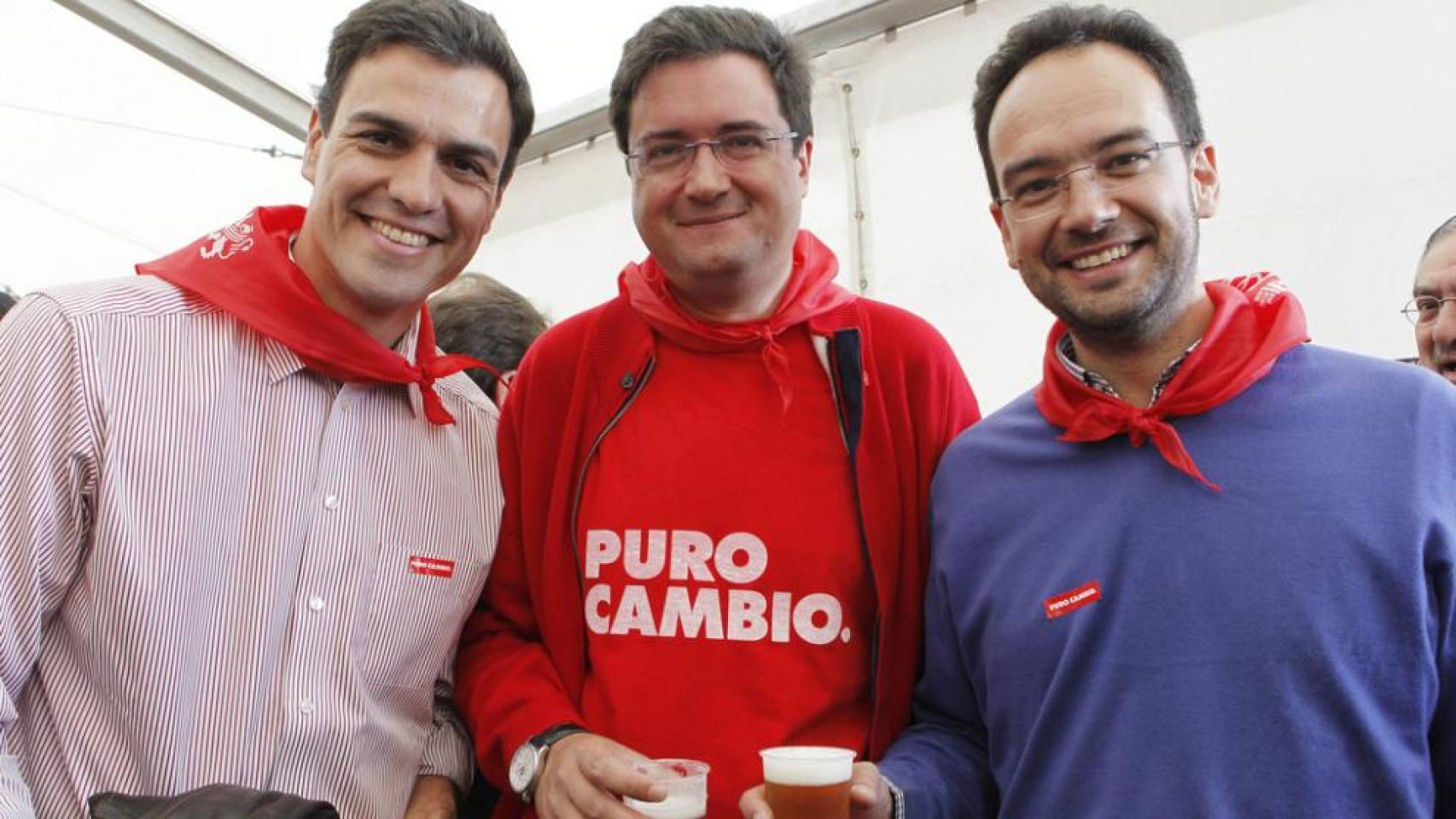 Pedro Sánchez junto a Óscar López y Antonio Hernando.