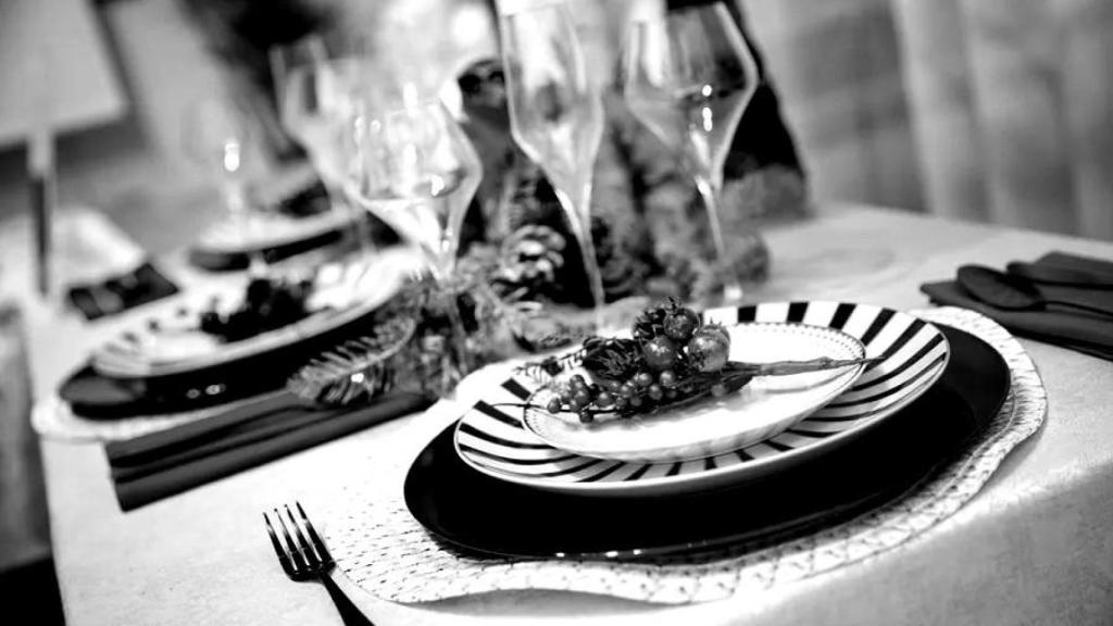 Imagen de archivo de una mesa preparada con motivos navideños.