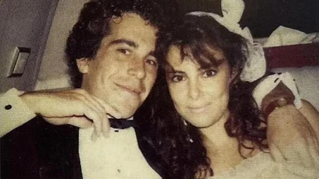 Ana Obregón y Jeffrey Epstein en Nueva York en los años 80, en una imagen que aparece en el libro de la actriz: 'Así soy yo''.
