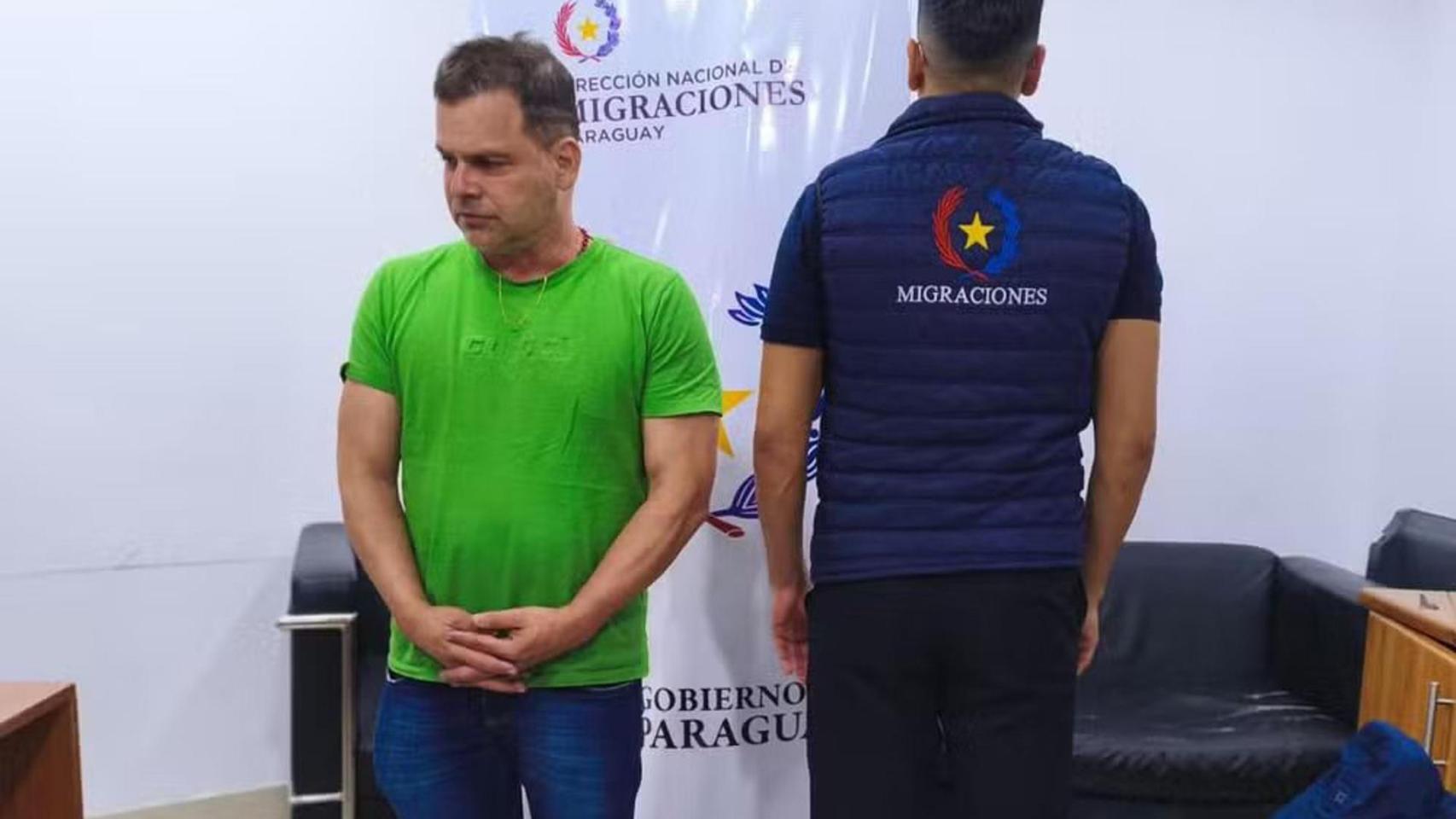 Fotografía cedida por la Dirección Nacional de Migraciones de Paraguay que muestra la detención del exdirector de la Policía de Carreteras de Brasil Silvinei Vasques este viernes, en Luque (Paraguay).