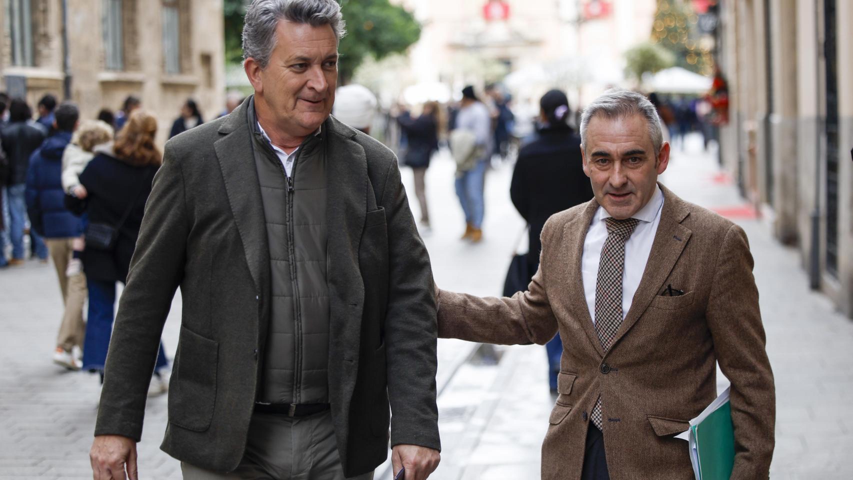 El portavoz del Consell, Miguel Barrachina, y el vicepresidente para la Recuperació, Vicente Martínez Mus, a su llegada a la rueda de prensa ofrecida tras la sesión plenaria. Efe / Biel Aliño