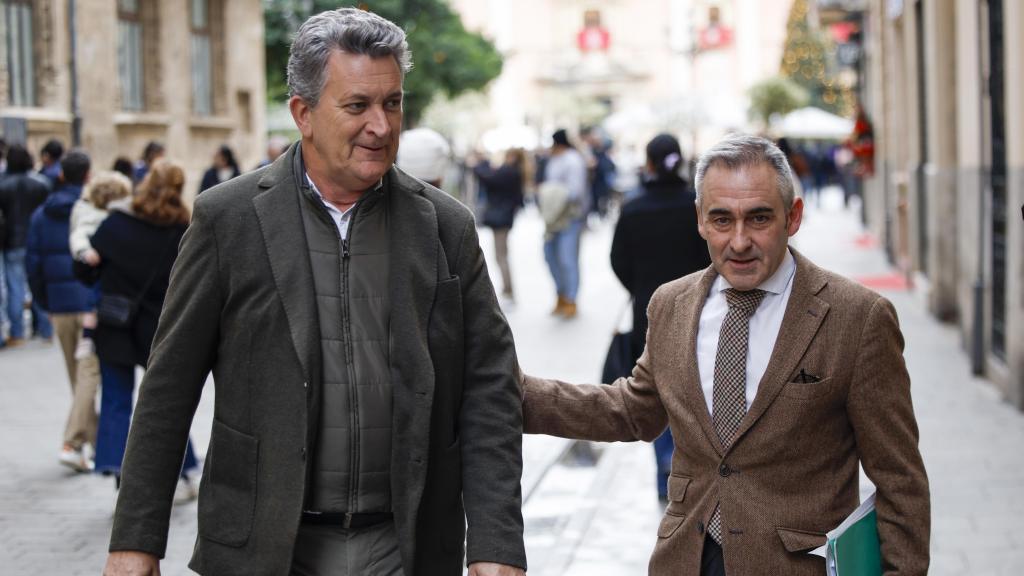 El portavoz del Consell, Miguel Barrachina, y el vicepresidente para la Recuperació, Vicente Martínez Mus, a su llegada a la rueda de prensa ofrecida tras la sesión plenaria. Efe / Biel Aliño