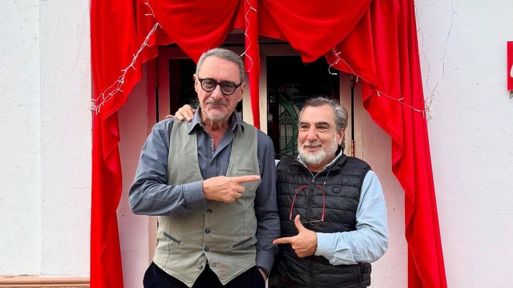 Carlos Herrera junto a Eu Sánchez, propietario de El Rincón de Eu (Pilas, Sevilla)