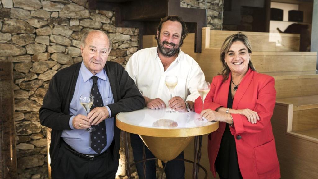 Agustí Torelló Mata con sus hijos Gemma y Àlex, a los que les cede el testigo de la gestión de la bodega.