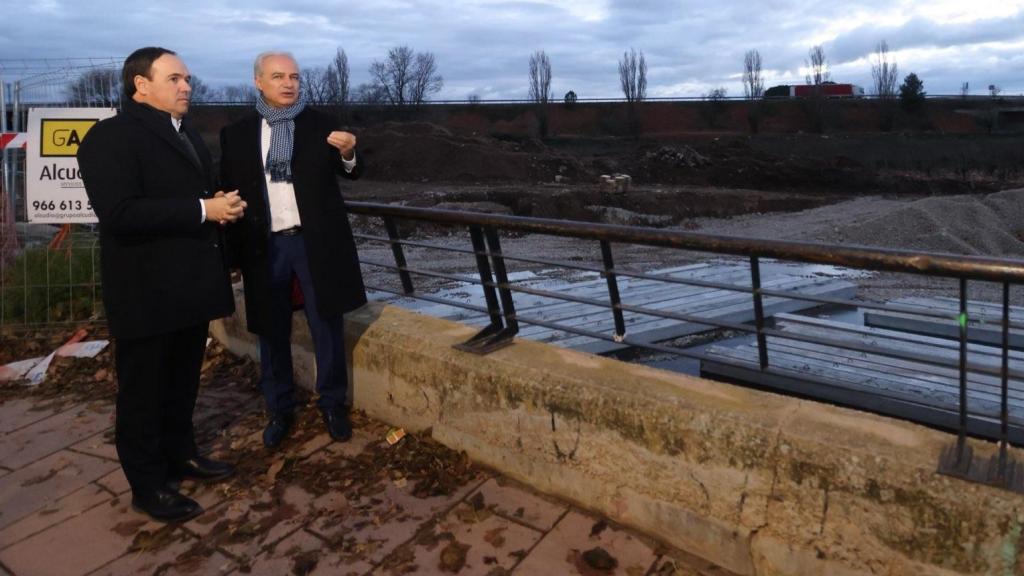 Juanfran Pérez Llorca, presidente de la Generalitat, y el alcalde Ricardo Gabaldón, este viernes en las obras de reconstrucción de Utiel.