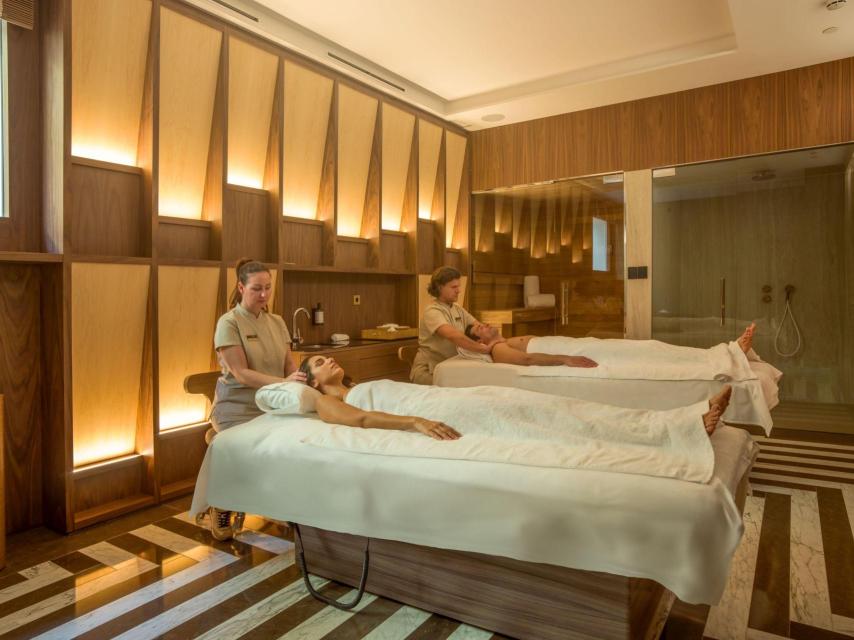 Imagen del tratamiento de masajes cerebrales en Zem Wellness Clinic.