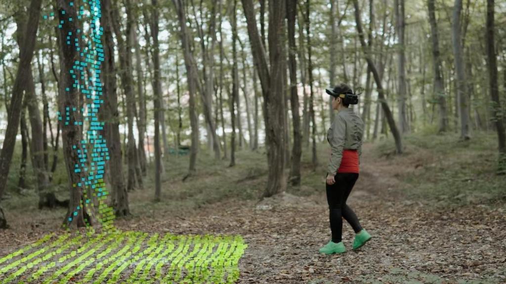 Persona invidente usando gafas basadas en inteligencia artificial