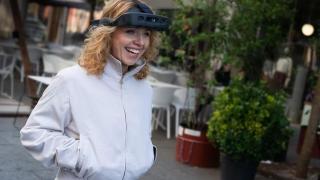 Persona ciega usando unas gafas inteligentes