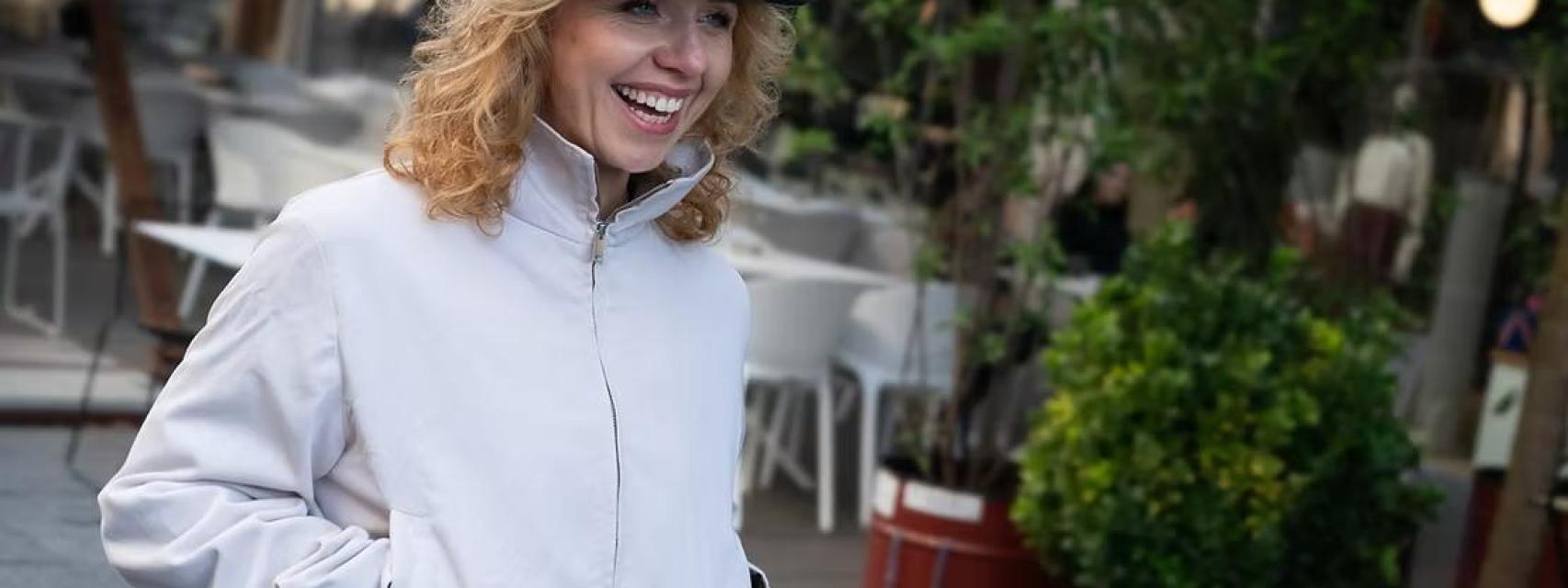 Persona ciega usando unas gafas inteligentes