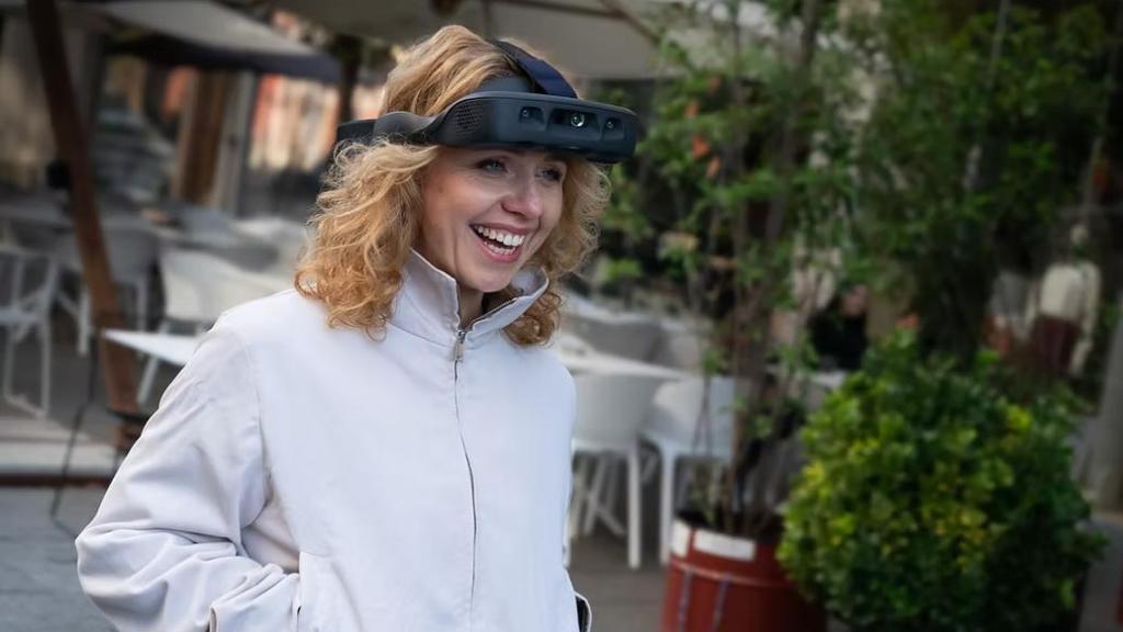 Persona ciega usando unas gafas inteligentes