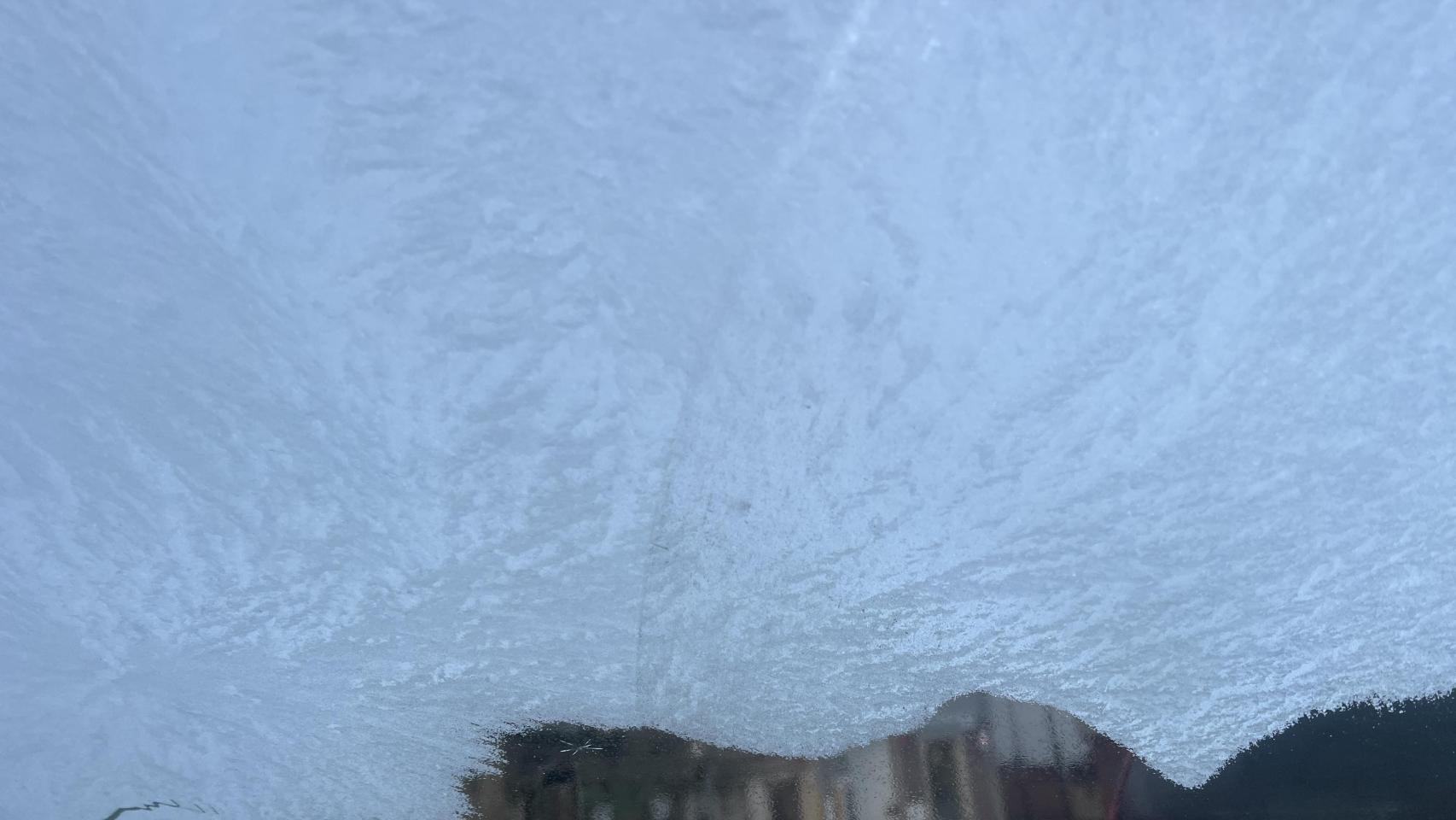 Imagen interior de un vehículo helado en Culleredo esta mañana.