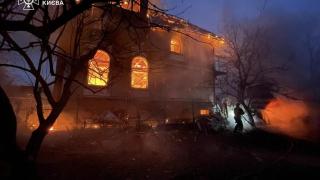 Una casa ardiendo tras el ataque ruso en Kiev.