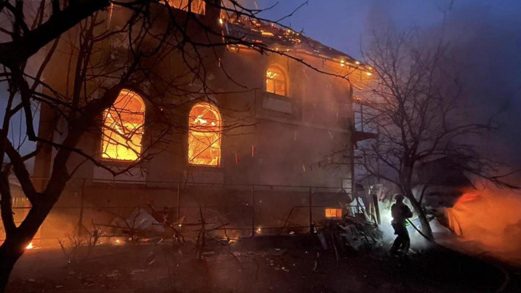 Una casa ardiendo tras el ataque ruso en Kiev.