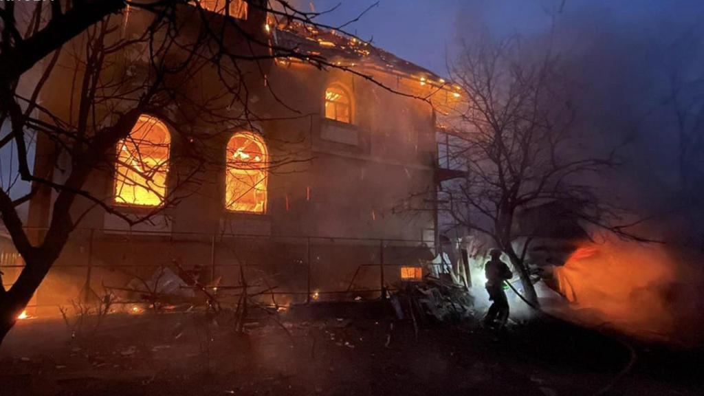 Una casa ardiendo tras el ataque ruso en Kiev.