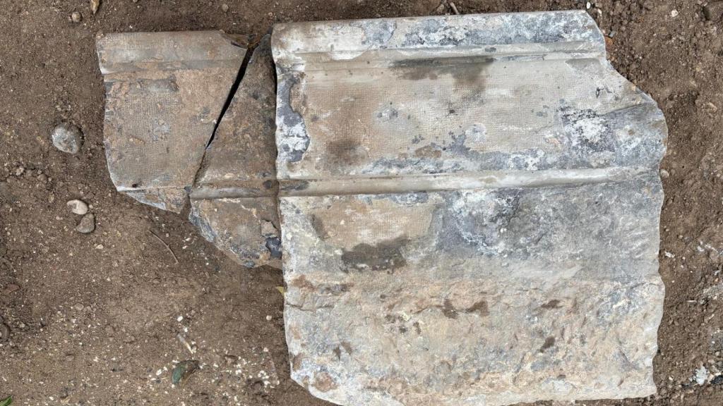 Restos de la fuente que adornó la plaza en época moderna.