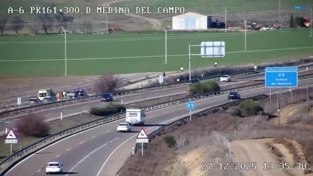 Los servicios de emergencia en el lugar del accidente en la A-6 a su paso por Valladolid