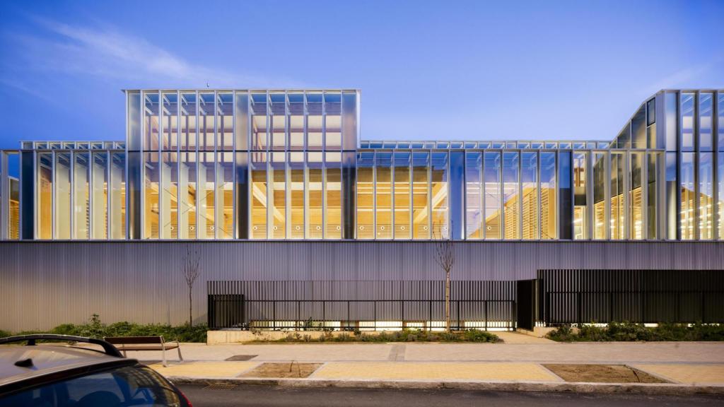 Vista nocturna del exterior de la Biblioteca de Villaverde. Foto: Javier Callejas