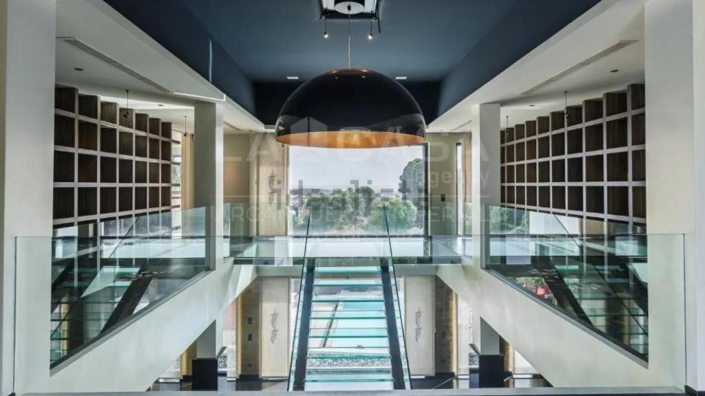 Biblioteca y vistas de la vivienda.