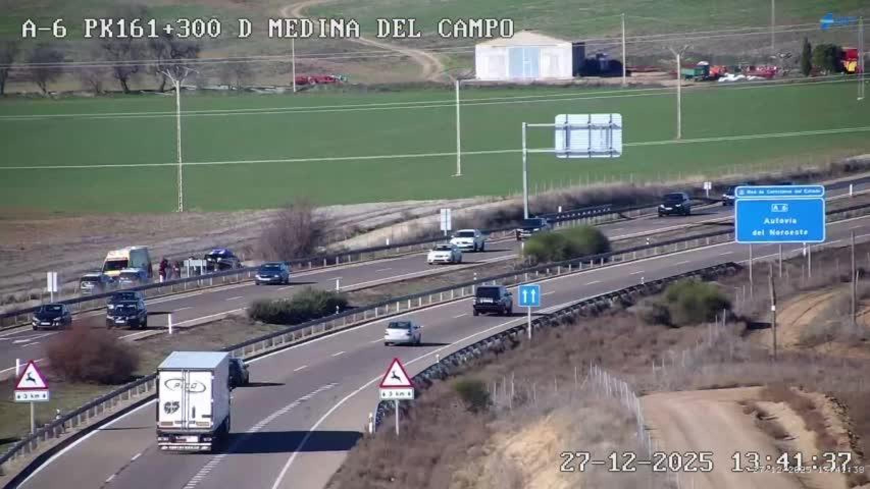 Imagen de la cámara de la DGT de los servicios de emergencia en el lugar del accidente en la A-6 a su paso por Valladolid