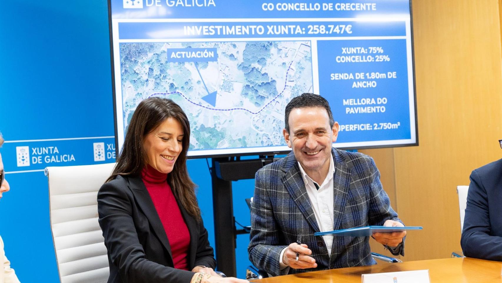 La conselleira de Vivenda e Planificación de Infraestruturas, María M. Allegue, con el alcalde de Crecente.