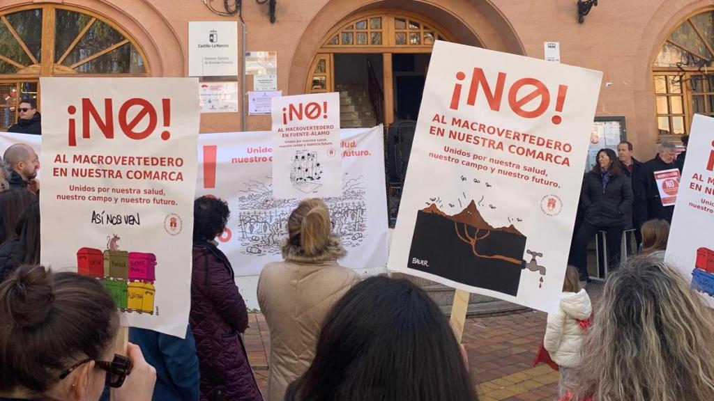 Varios de los carteles que portaban los participantes en la protesta.