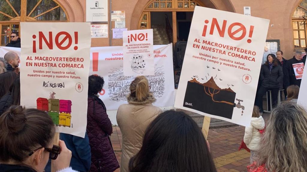 Varios de los carteles que portaban los participantes en la protesta.