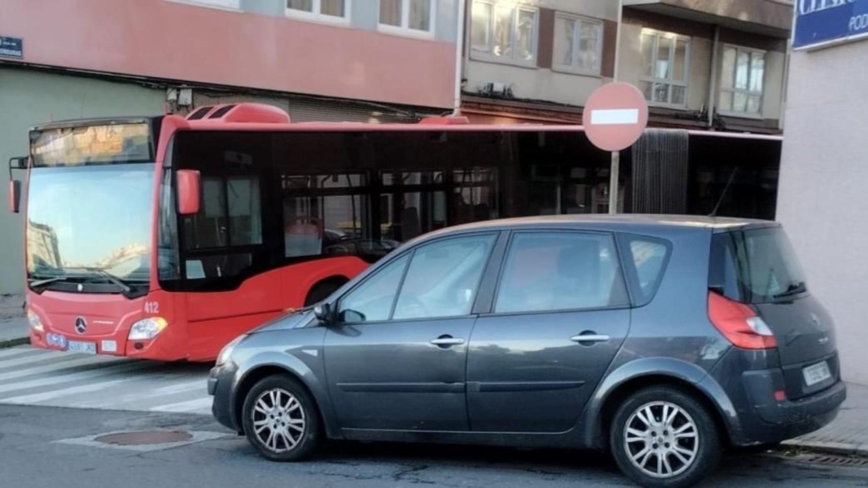 Imagen del estacionamiento irregular que denuncian.