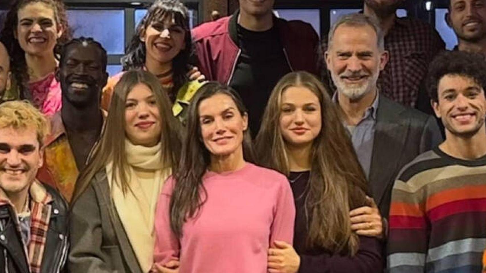 Los reyes Felipe VI y Letizia, junto a sus hijas, Leonor y Sofía, en Madrid este pasado viernes, 26 de diciembre.